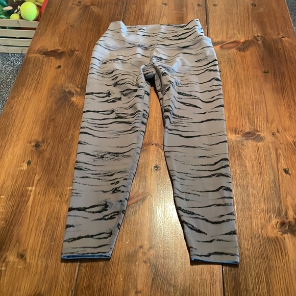 Beyond Yoga Leggings Womens M Gray Tiger Print High Waist Midi Gym Athletic Cute - Picture 2 of 8